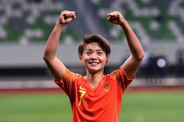 ”拍《中国合伙人》时，陈可辛透露原本给黄晓明安排的是另一个角色，但黄晓明坚持要演“成东青”，通过造型改造，他彻底打破自己的形象，成功说服导演，获得心仪的角色。