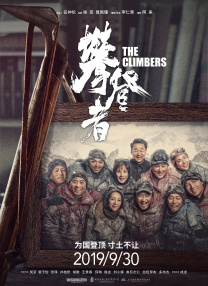 身穿夹克套装的井柏然，帅气亮相，现场与手工艺人细心交流。