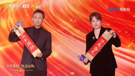 她与男主演理查·基尔的化学反应，让这部影片成为影史最卖座的浪漫喜剧之一（全球票房4.6亿美元），更让她再次提名奥斯卡最佳女主角。